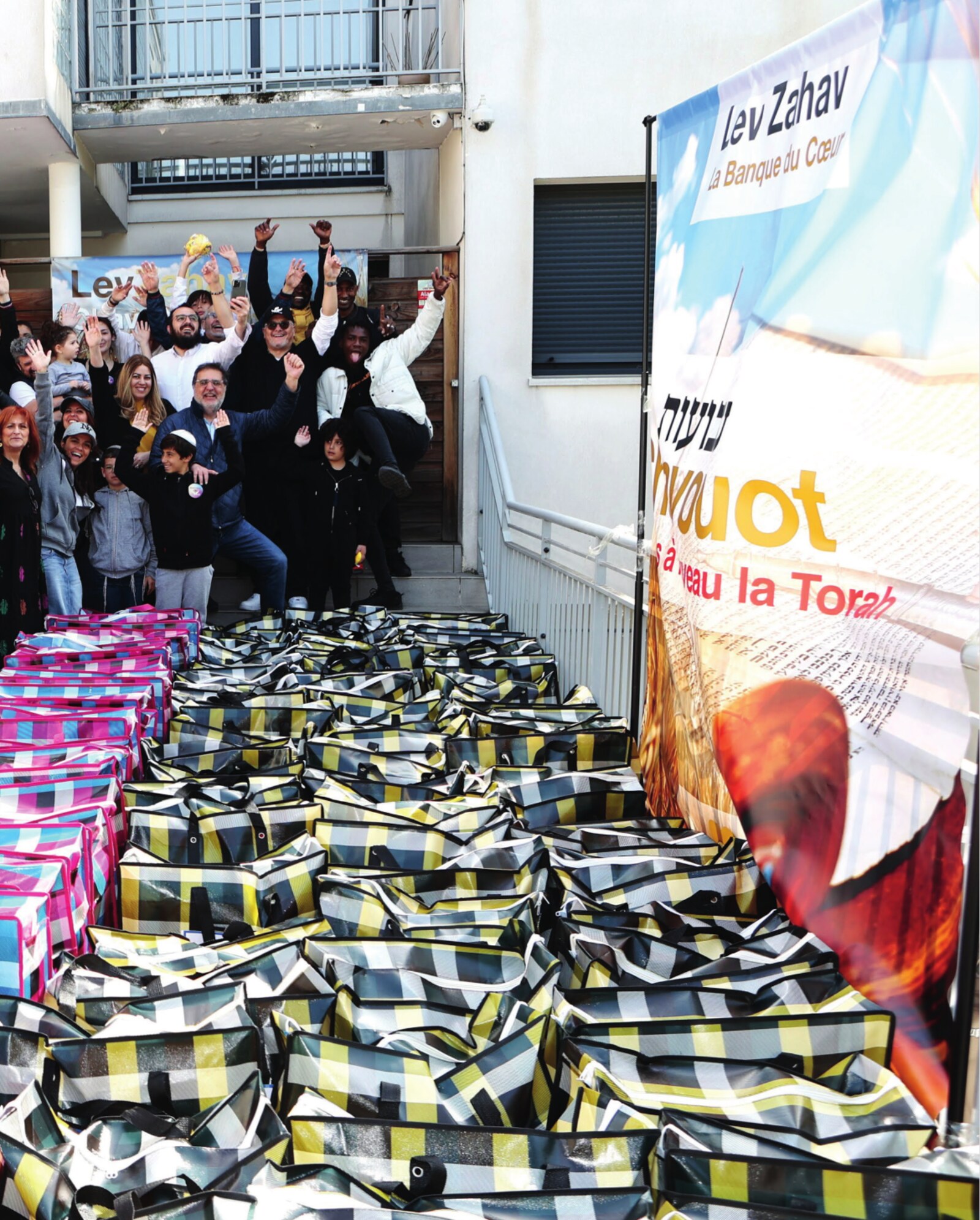 Bénévoles de LEV ZAHAV lors d'une distribution